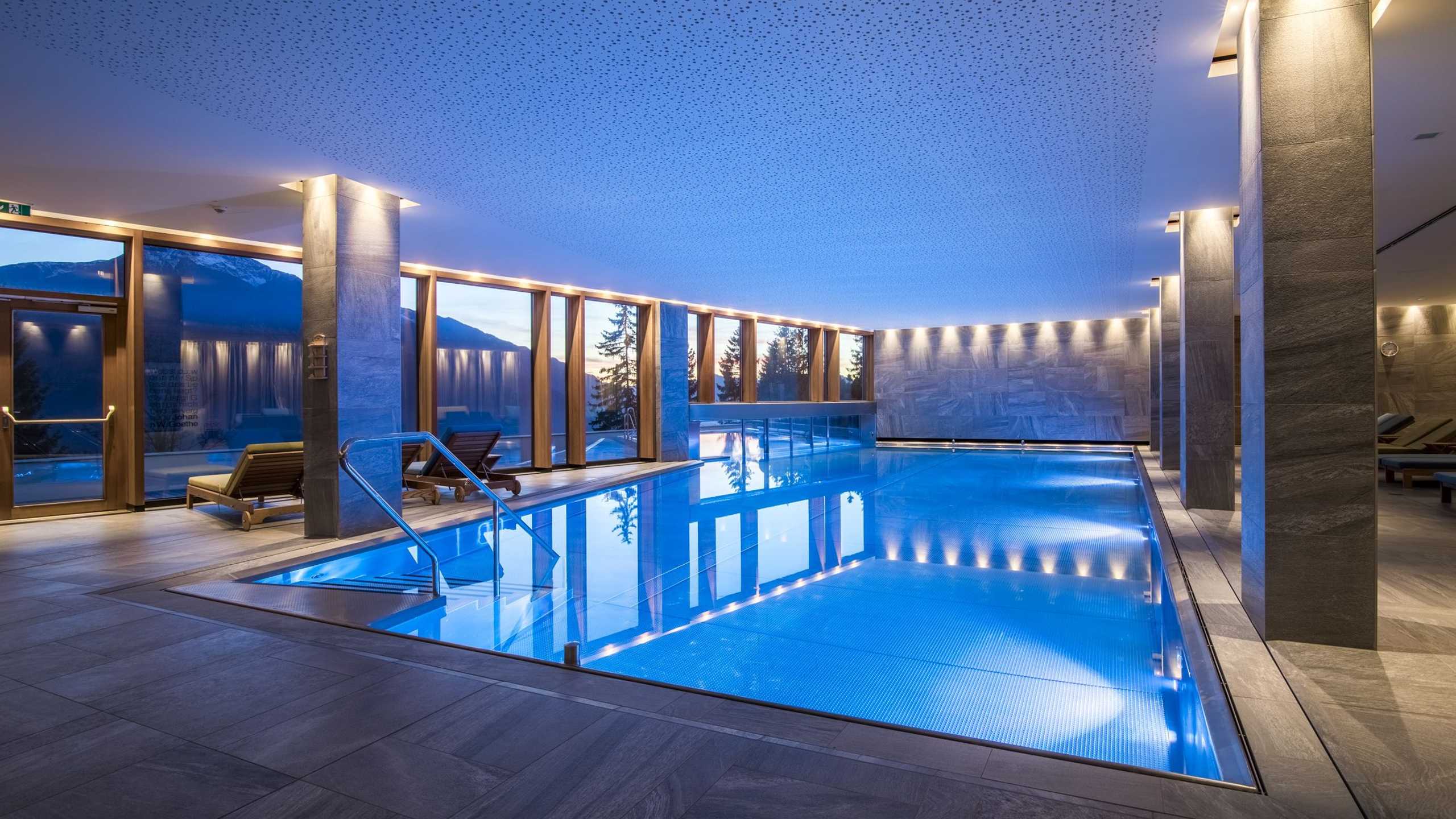 Nidum Wellness Hallenbad Abend