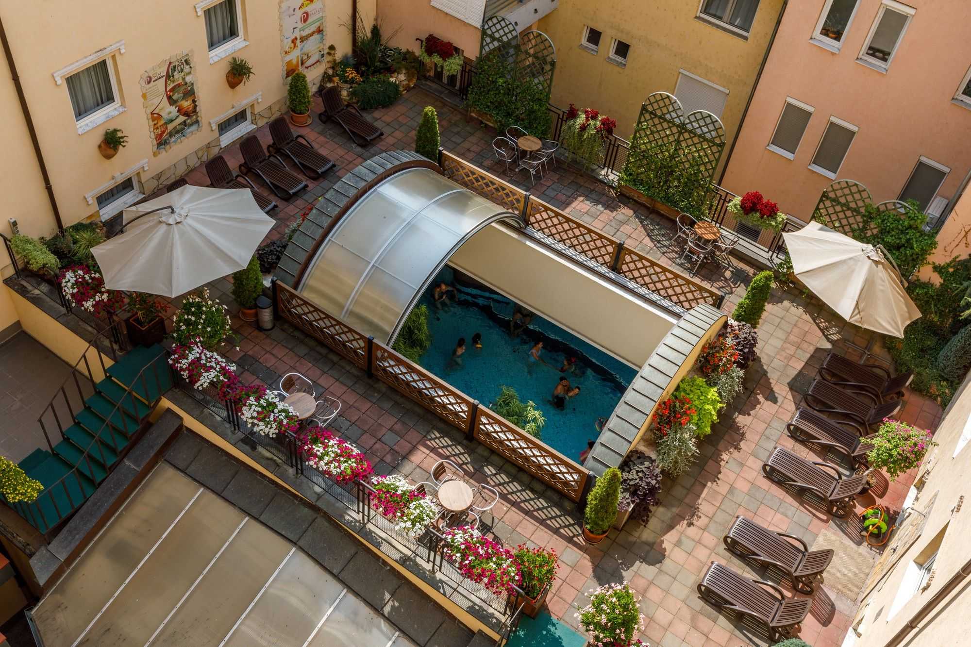 Palace Heviz Pool Hof