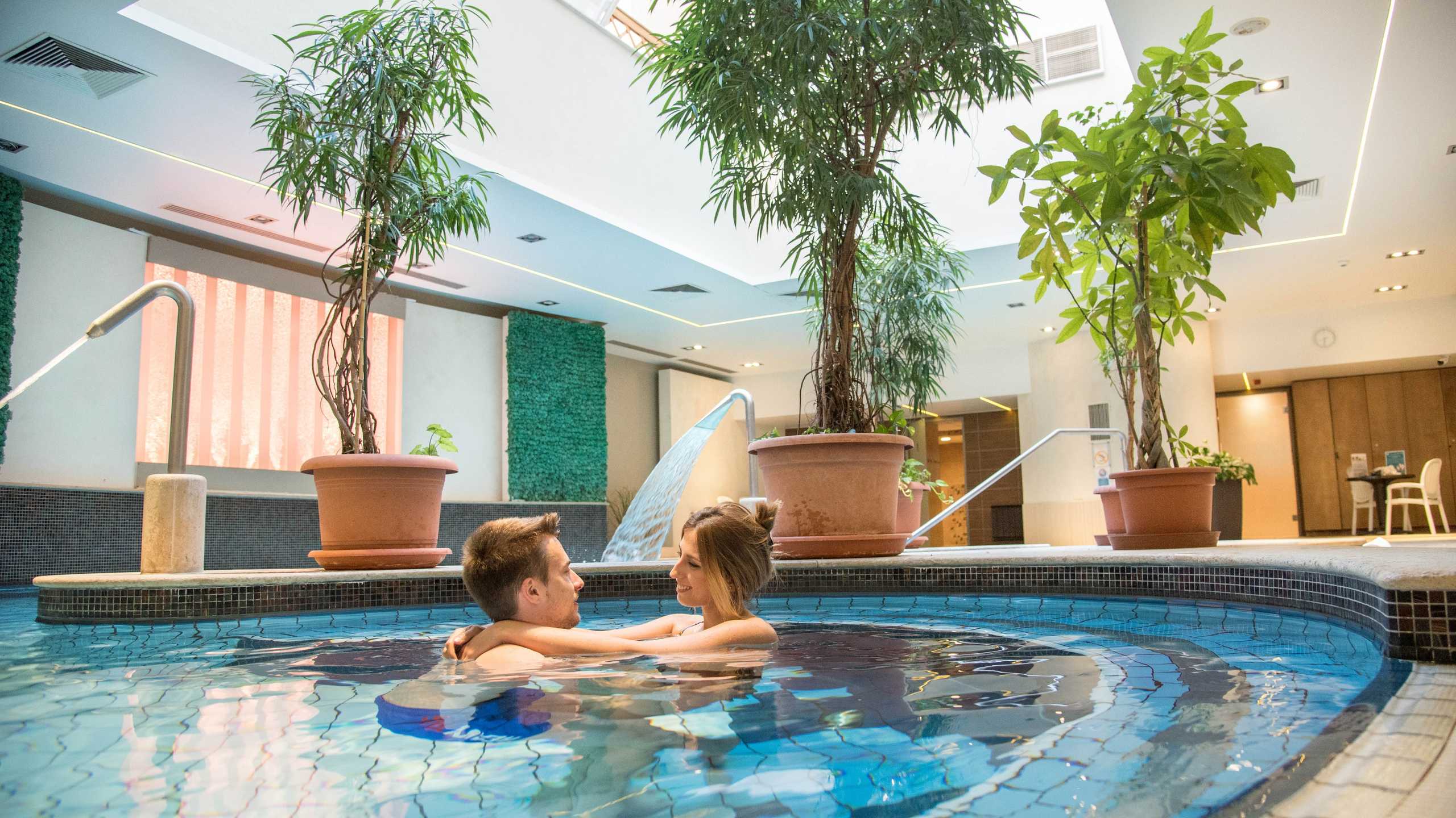 Palace Heviz Wellness Hallenbad Paar