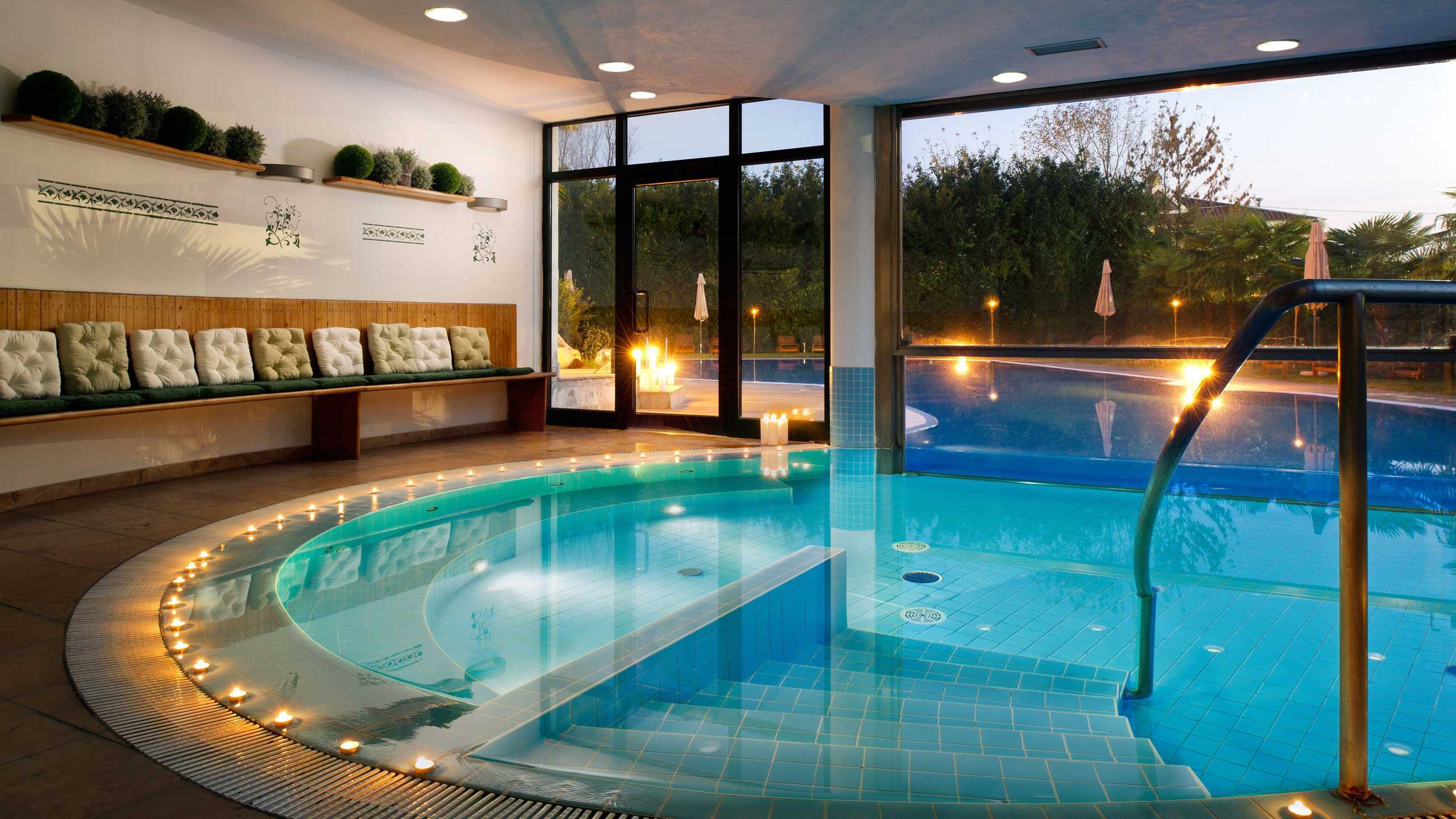 Bolognese Wellness Hallenbad