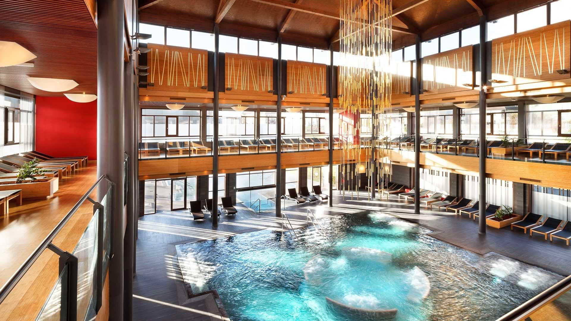 Asia Wellness Hallenbad2