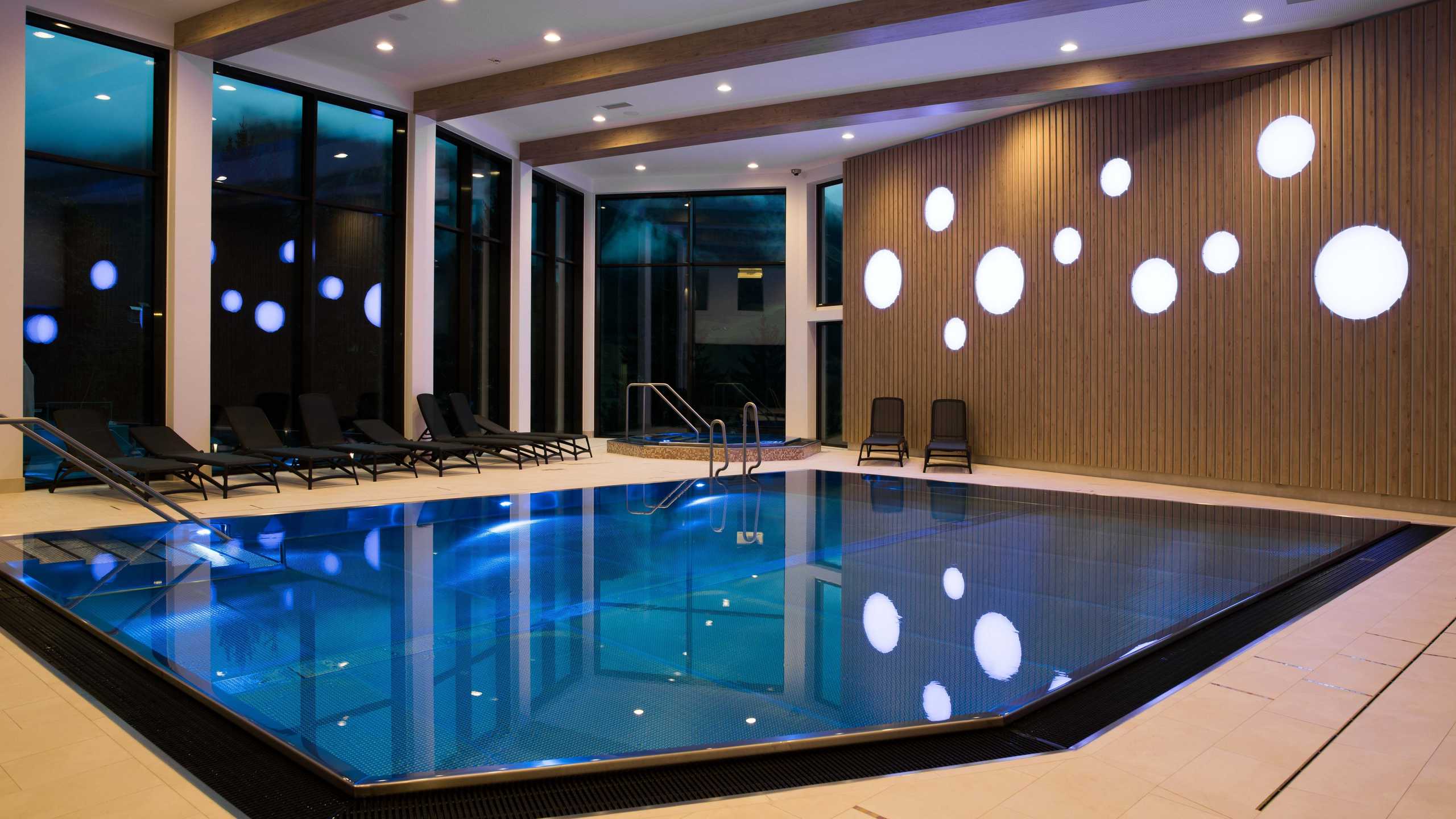 Goldried Wellness Hallenbad2