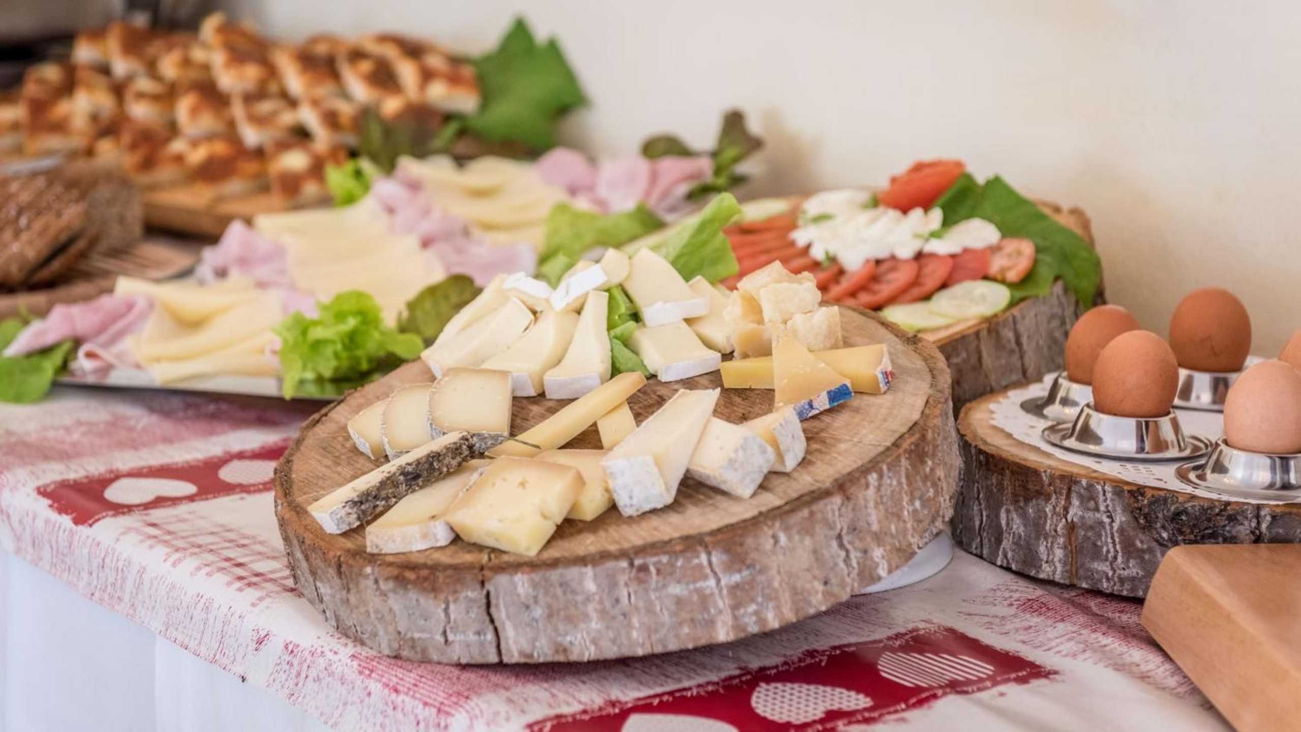 Gardentrentino Fruehstuecksbuffet Kaese