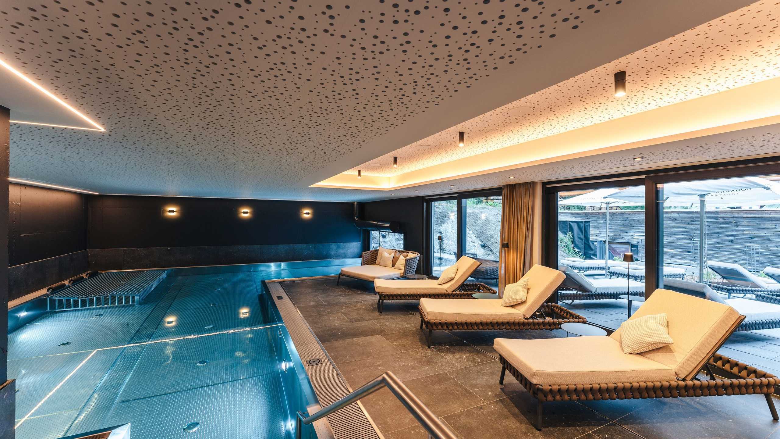 Arpuria Wellness Hallenbad2
