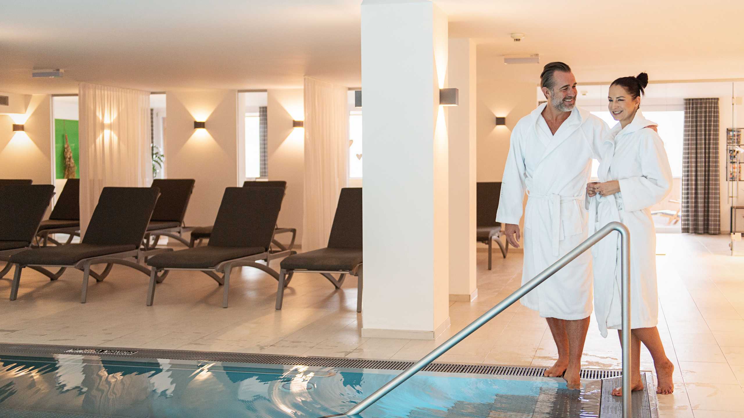 Dasschaefer Wellness Hallenbad Paar