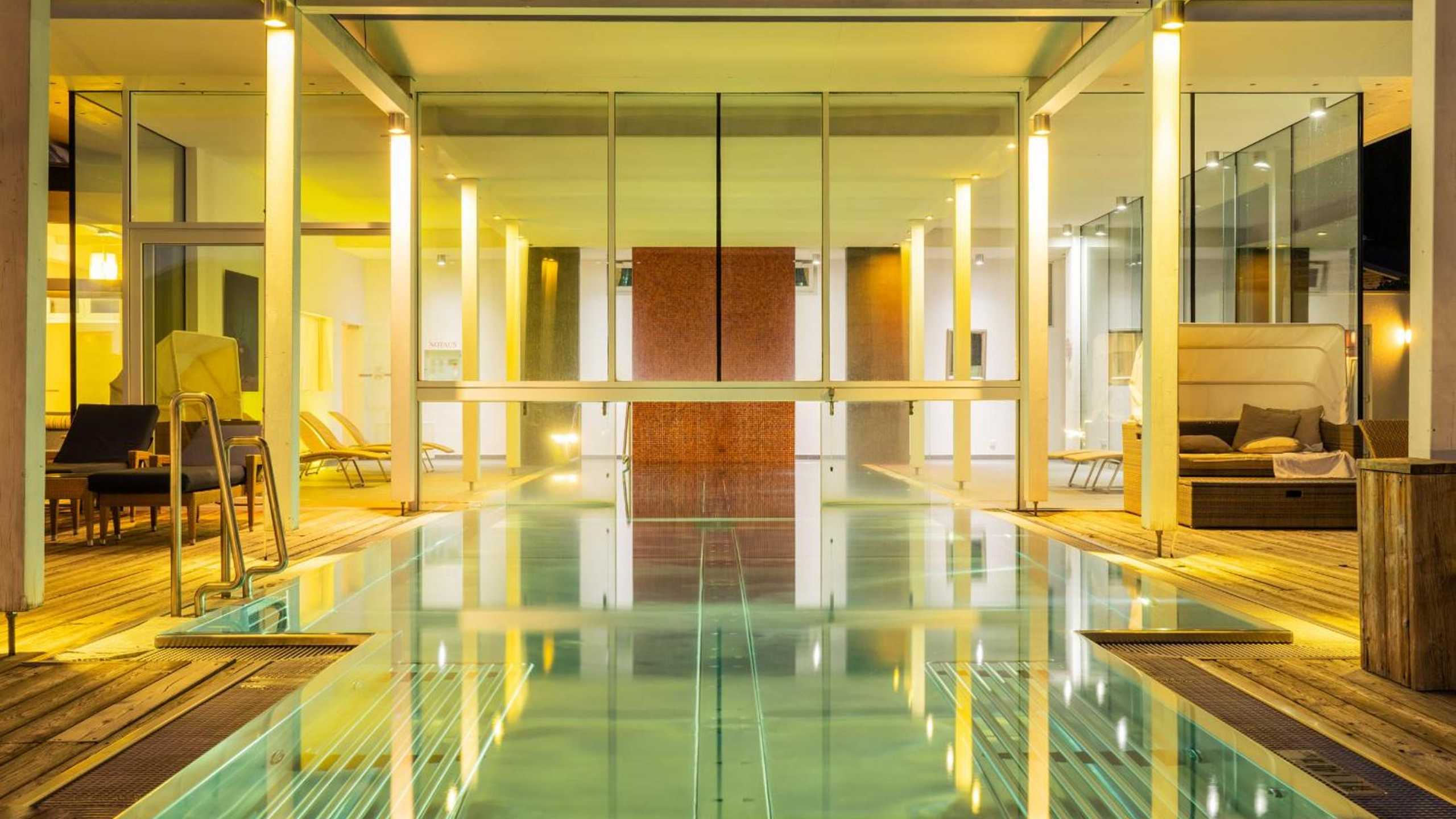 Moerisch Wellness Hallenbad2