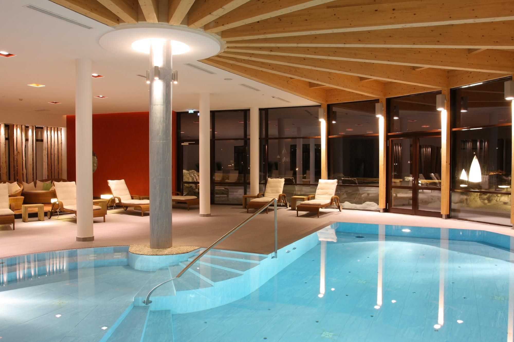Zedernklang Wellness Hallenbad3