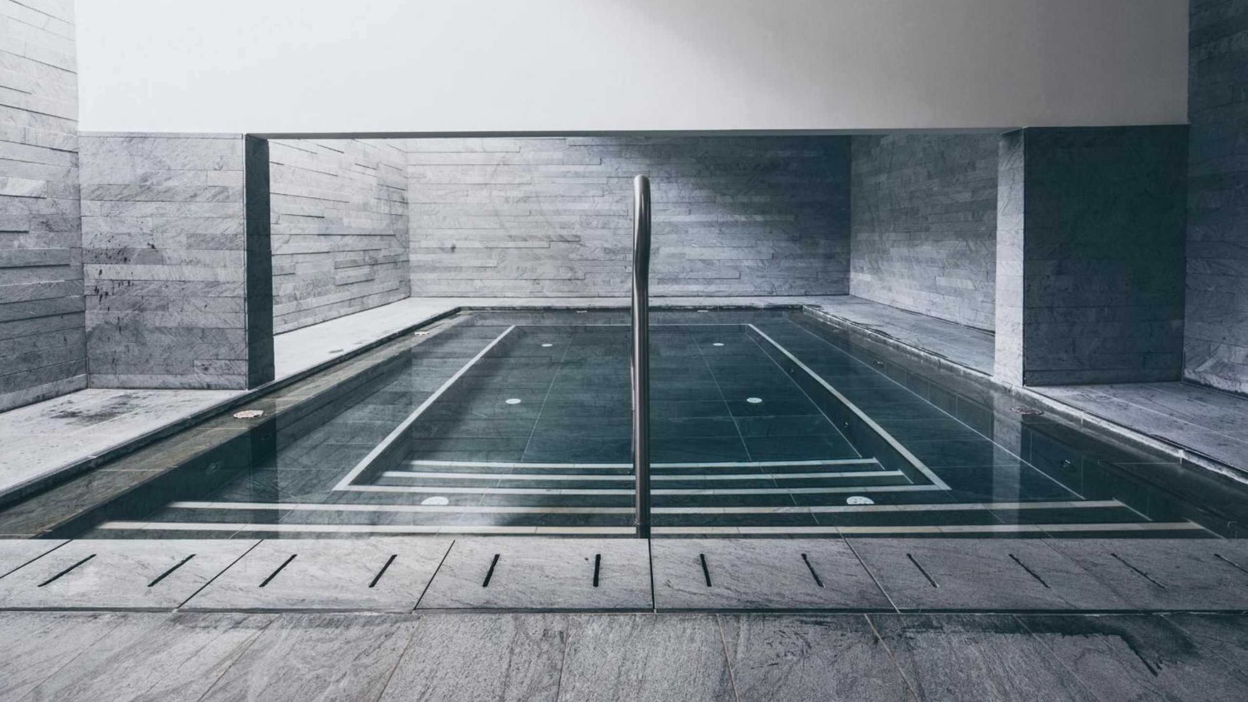 Vayacrystal Wellness Hallenbad5