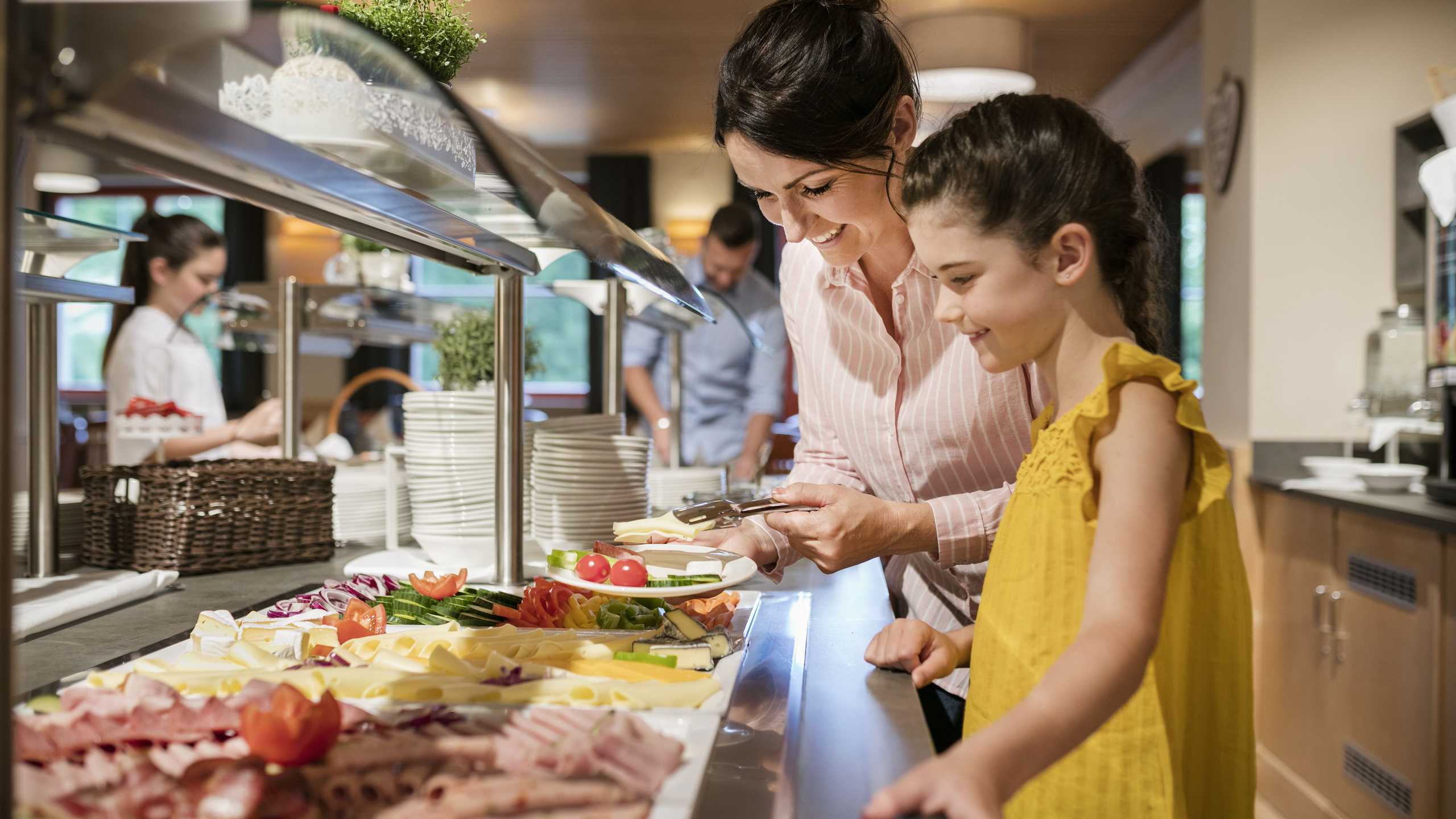Jufa Saalbach Buffet Familie2