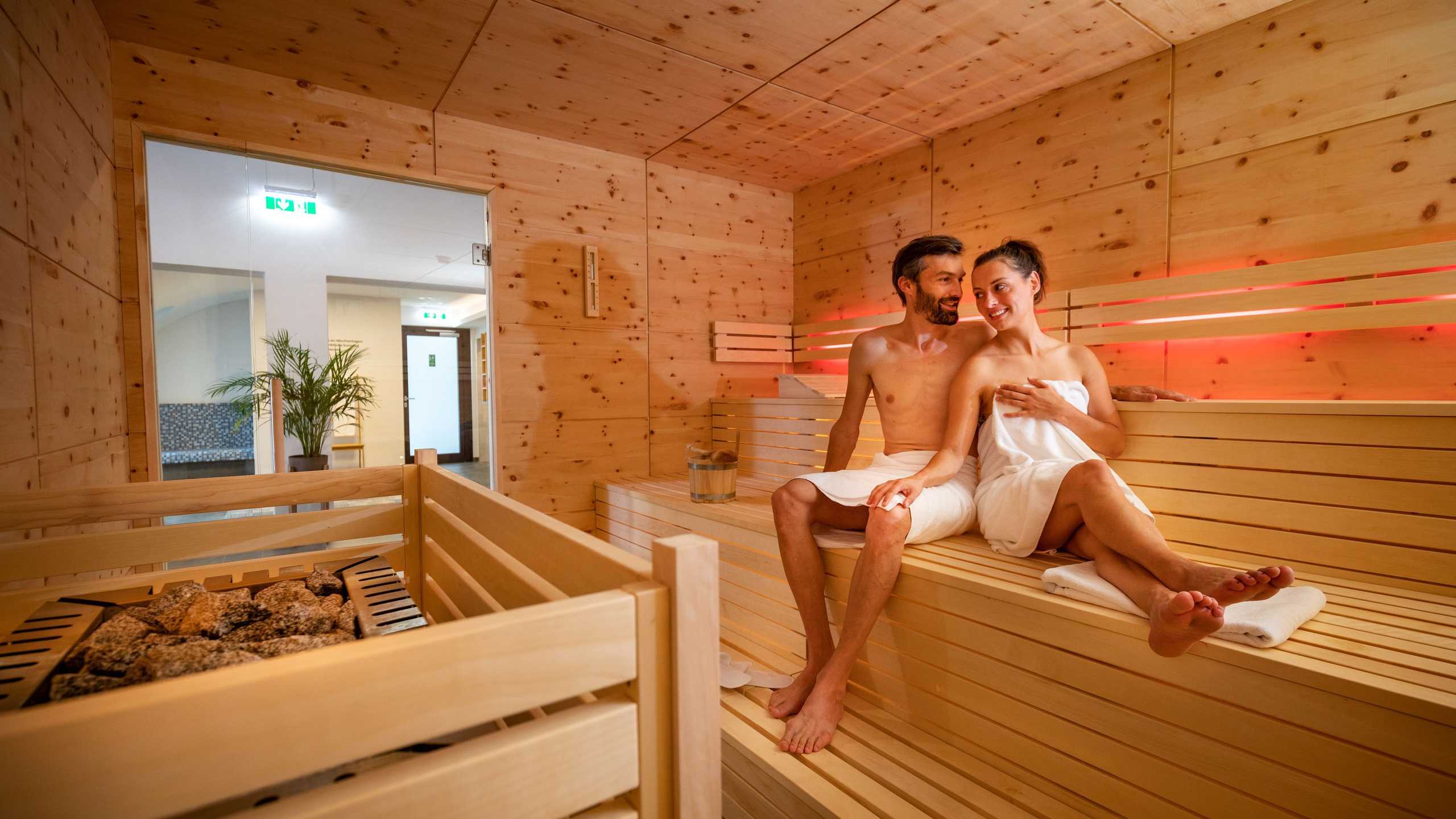Jufa Saalbach Wellness Sauna Paar