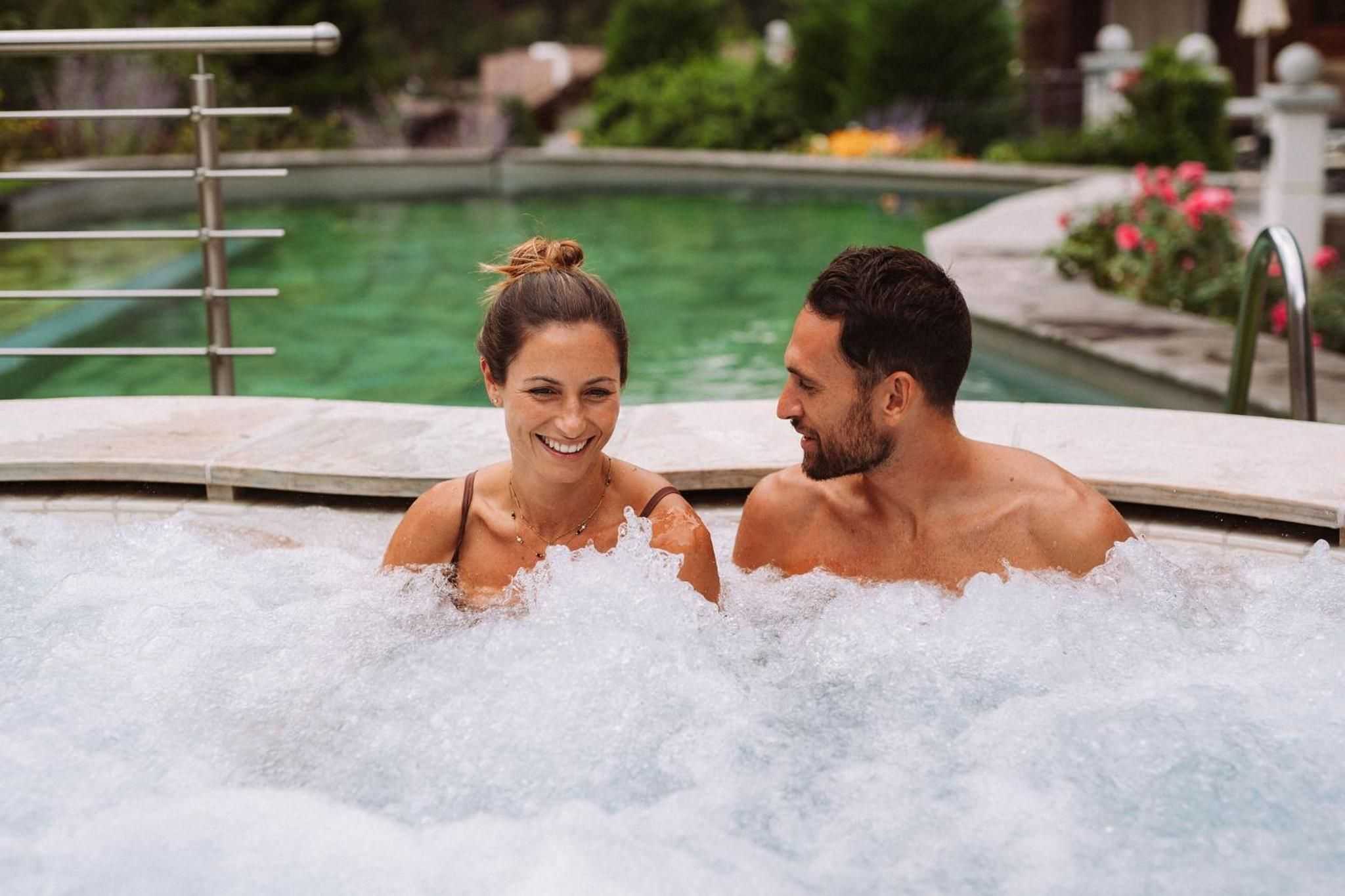 Kristina Wellness Whirlpool Paar