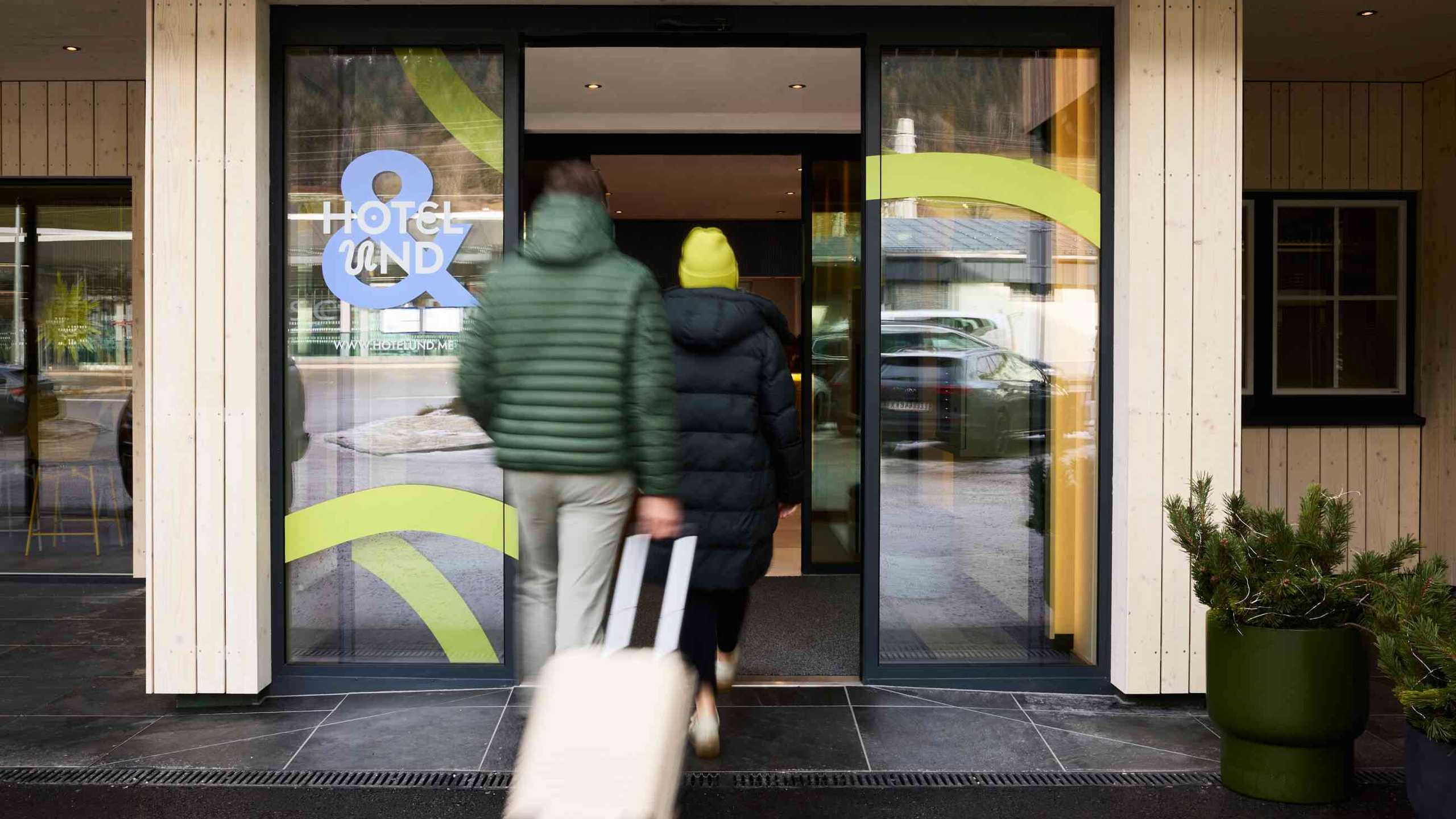 Hotelund Hotel Eingang5