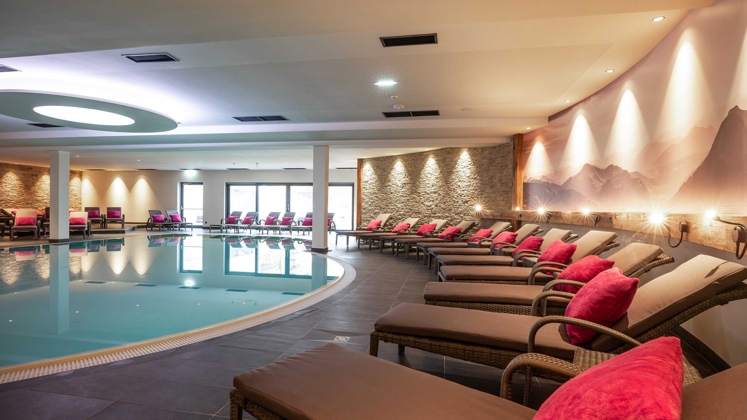 Adapura Wellness Hallenbad2