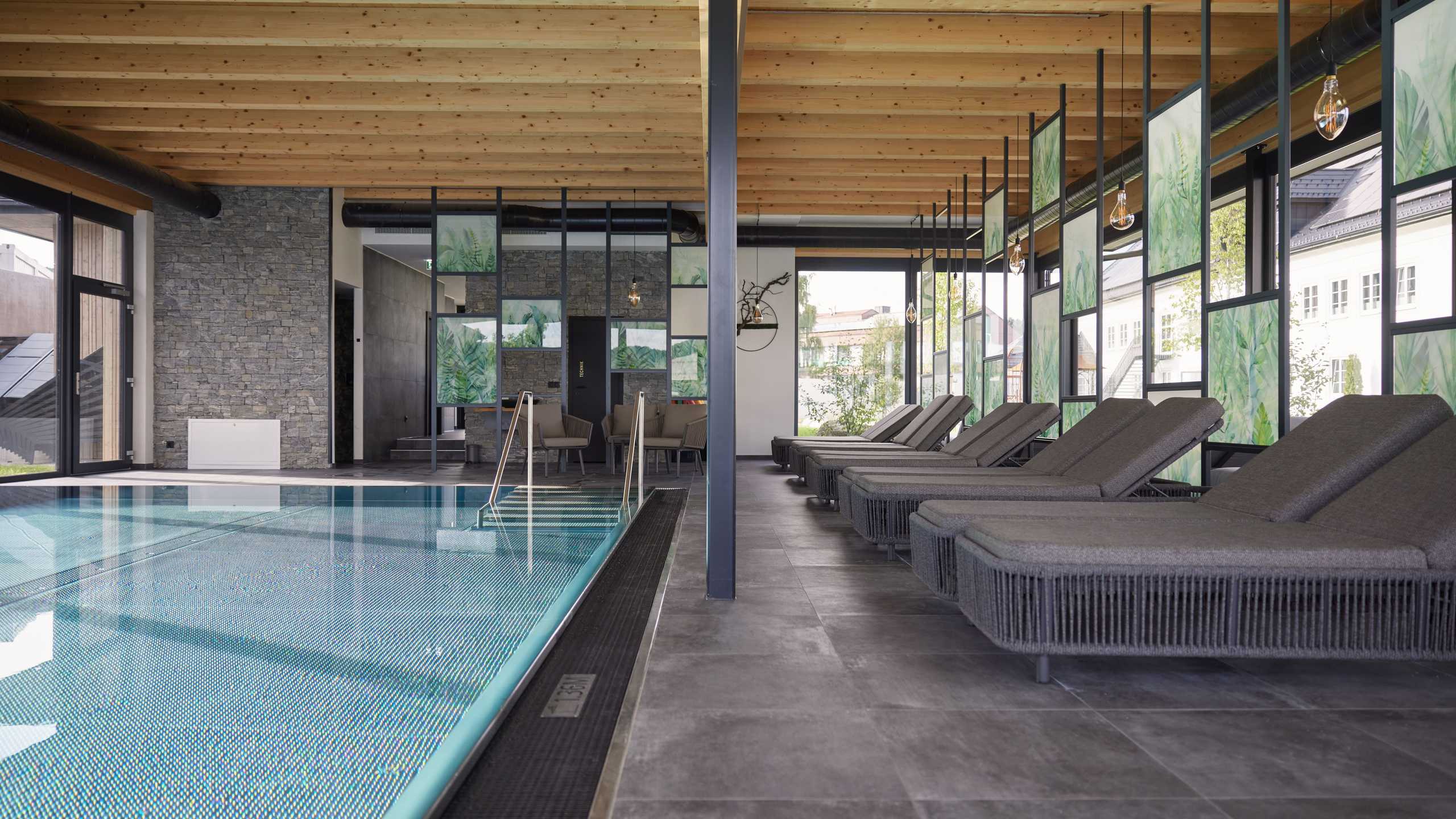 Freigold Wellness Hallenbad