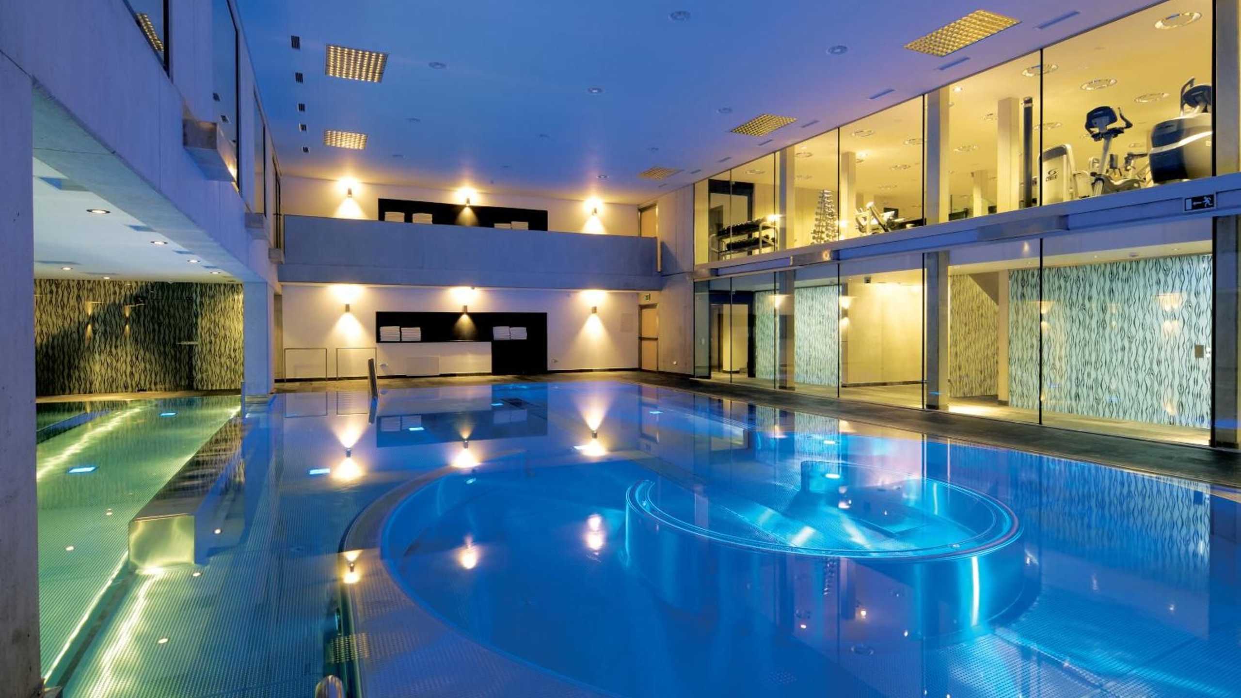 Alpenlove Wellness Hallenbad2