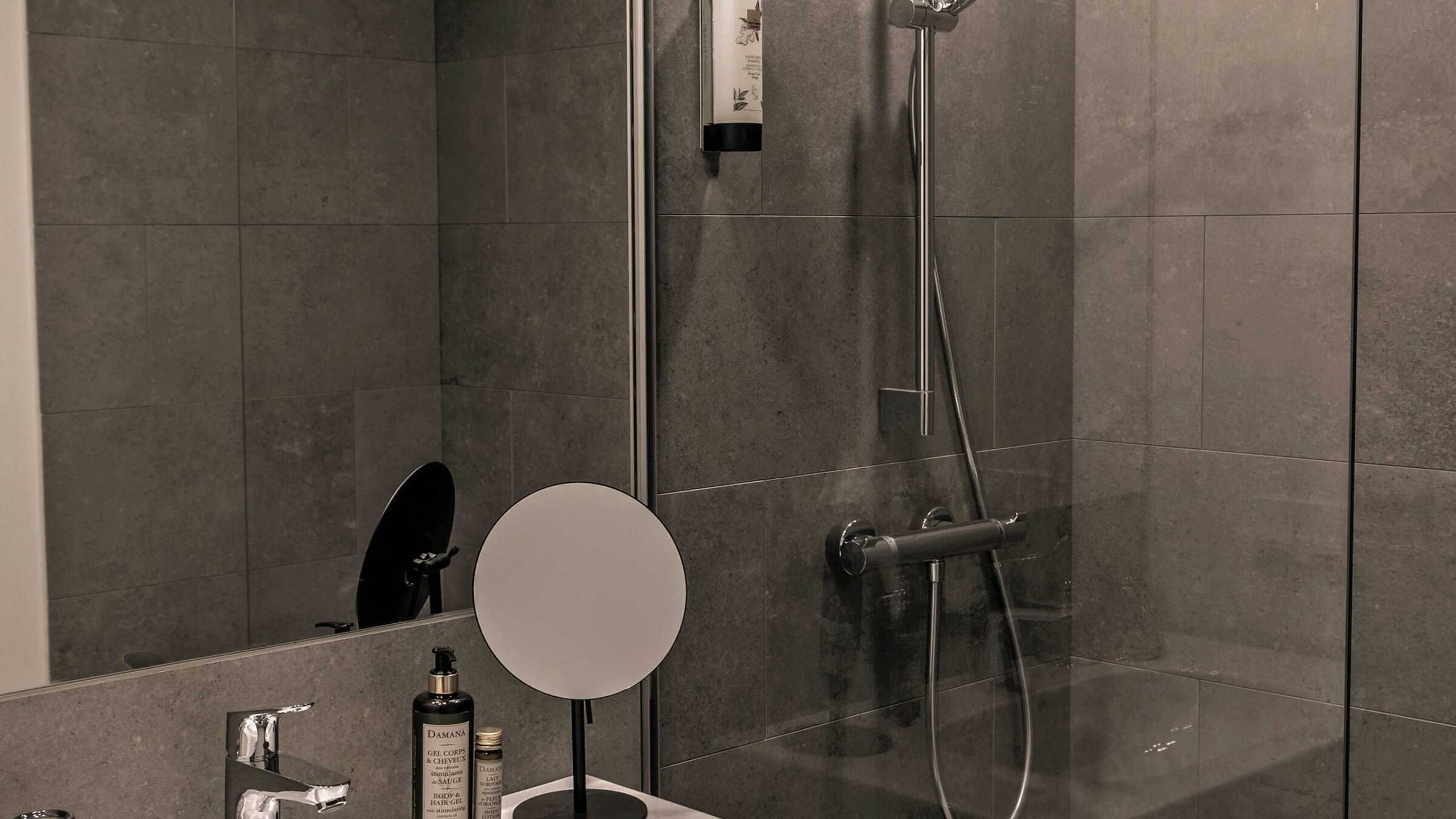 Saal Zimmer Klassik Bad2