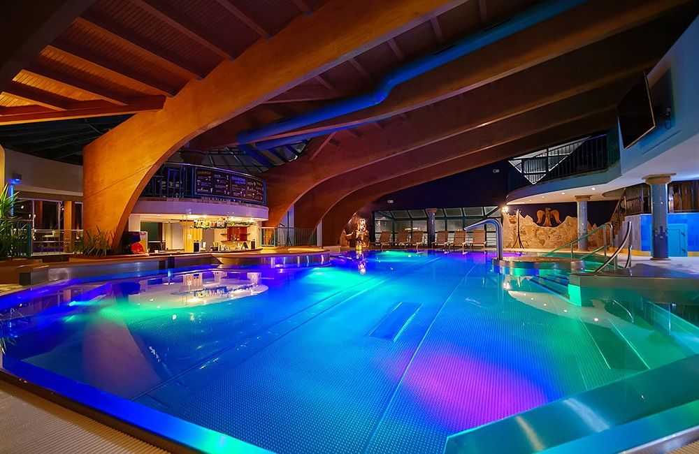 Aquacity Seasons Wellness Hallenbad Abend