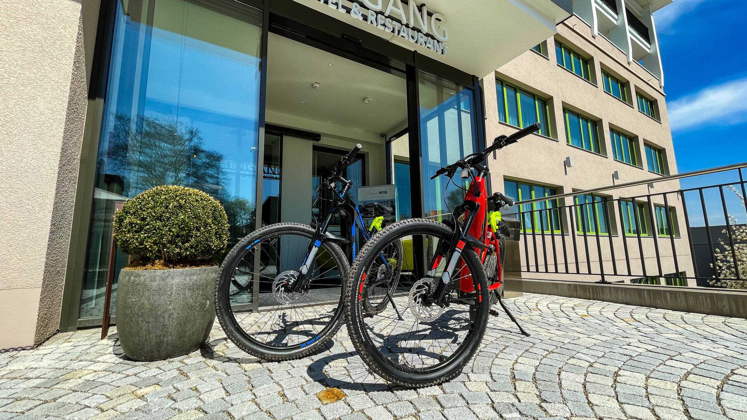 Federwerk Hotel Eingang Bikes