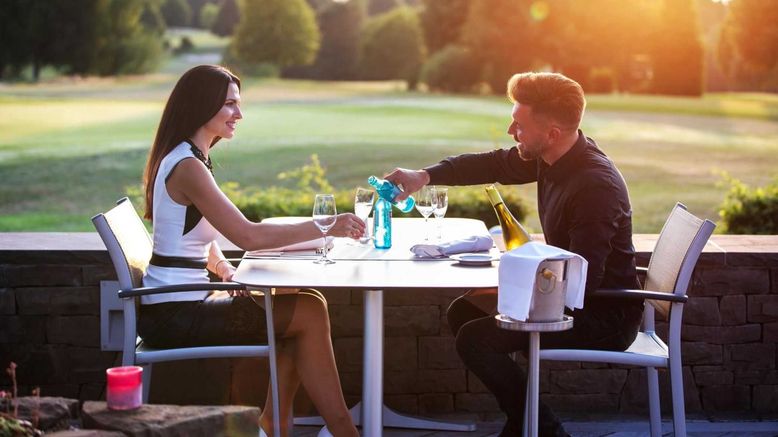 Heckenhof Restaurant Terrasse Paar2