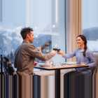 Uebergossene Restaurant Paar